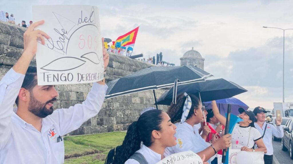 90 exempleados del Café del Mar buscan respuestas tras un mes de desalojo