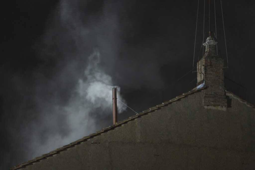 Cómo funciona la chimenea del cónclave instalada por el Vaticano