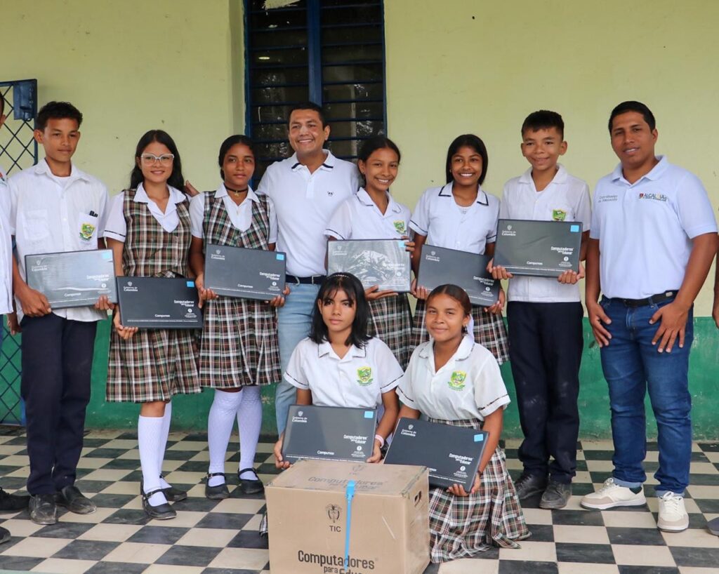 Alcalde entregó  más de 1000 computadores en zona rural de El Banco