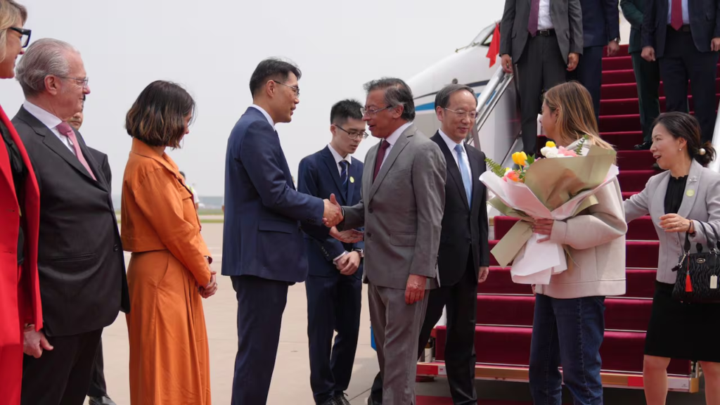 Petro inicia gira internacional con visita a China