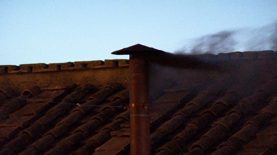 Vaticano en suspenso: humo negro indica falta de acuerdo en primera votación papal